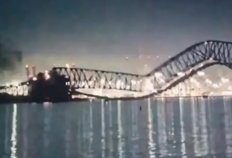 A Baltimora crolla un ponte dopo l’urto di una nave cargo