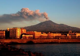 Etna il vulcano oggi e attivo cenere da cratere Voragine