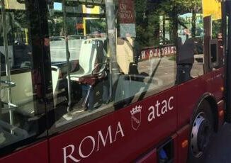 Roma senza biglietto aggrediscono controllori su bus arrestati