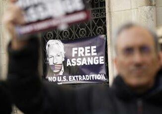 Assange tre ipotesi per una possibile soluzione futura lanalisi