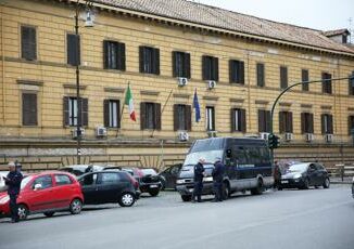 Dolci alla bimba vicina di casa poi le molestie arrestato 40enne a Roma