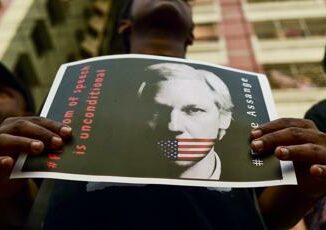 Assange e lestradizione in Usa mobilitazione a sostegno del giornalista Minacciata la liberta di stampa