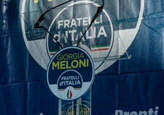 Fratelli dItalia si accende dibattito su fiamma tricolore va tolta o no