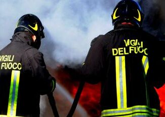 Cagliari anziano muore nellincendio della casa invasa dai rifiuti