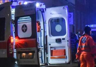 Incidente a Taranto auto contro palo nella notte gravi 4 ragazze