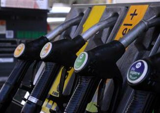 Prezzo benzina in calo oggi e il piu basso da inizio 2023 quanto costa