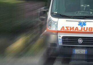 Incidente a Roma scontro tra due auto in via Laurentina un morto e un ferito