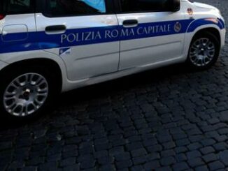 Roma scontro auto scooter gravi due ragazze di 20 anni