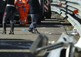 Auto si schianta sul raccordo per Malpensa morto un 22enne gravissimo un altro giovane