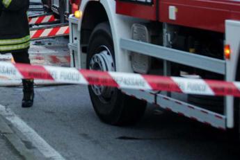 Incendio in casa a Bologna morti tre bimbi e la mamma