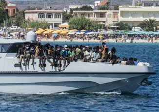 Migranti in 180 sbarcati a Lampedusa. Sullisola 11 corpi recuperati da ong