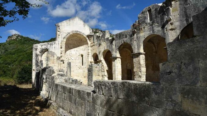 Sedini (SS), valle di silanis con la chiesa di san nicola e la domus de janas (C)FAI