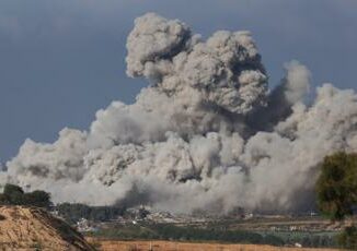 Gaza Israele colpisce i tunnel di Hamas. Trovato un ostaggio morto