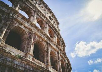 Incide iniziali sul Colosseo turista ucraino denunciato e sanzionato