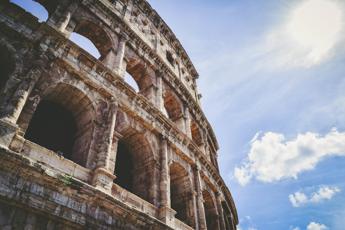 Incide iniziali sul Colosseo turista ucraino denunciato e sanzionato