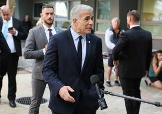 Israele Lapid attacca Estrema destra finanzia coloni mentre soldati rischiano la vita