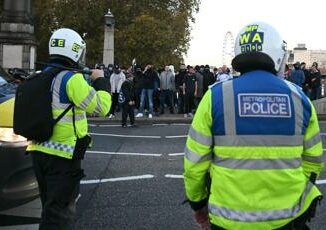 Londra scontri tra estremisti di destra e polizia a marcia pro Palestina oltre 100 arresti