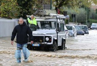 Maltempo in Toscana a Prato esonda torrente Bagnolo