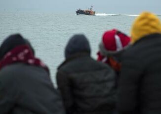 Migranti bimba di 7 anni annega in naufragio barchino nella Manica