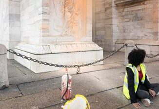 Milano attivisti di Ultima Generazione imbrattano Arco della Pace