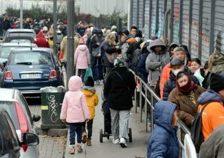 Poverta a Milano le storie di chi e in fila per un pasto Qui per sopravvivere