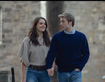 Primo bacio tra Kate e William in The Crown trionfa romanticismo