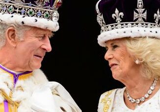 Re Carlo pronuncia il Kings Speech ma tutti gli occhi sono su Camilla