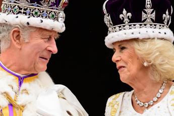 Re Carlo pronuncia il Kings Speech ma tutti gli occhi sono su Camilla