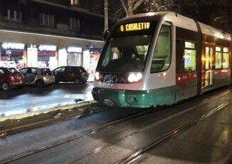 Roma sfonda vetro tram 8 con un calcio ferita da schegge una 19enne