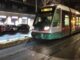 Roma sfonda vetro tram 8 con un calcio ferita da schegge una 19enne