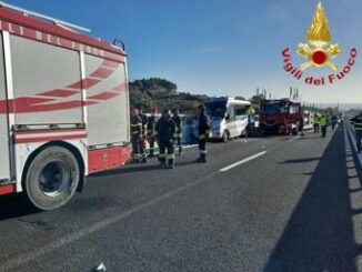 Scontro su A12 tra bisarca e furgone con a bordo turisti 1 morto e 4 feriti gravi