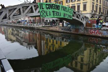 Blitz attivisti Extinction Rebellion da Venezia a Roma fiumi tinti di verde