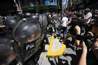 Buenos Aires scontri durante le proteste contro il maxi decreto Milei