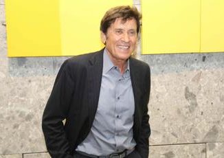 Gianni Morandi 79 anni e non sentirli corsetta per festeggiare il compleanno