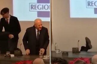 Gli sfilano la sedia e De Luca cade al brindisi di fine anno la sequenza e virale