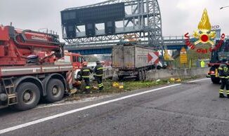 Incidente nel milanese tir perde controllo su A4 un morto