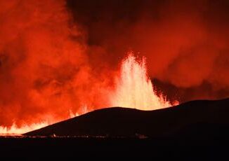 Islanda erutta vulcano a Grindavik evacuate migliaia di persone Video diretta