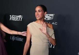 Meghan con il braccialetto di Carlo messaggio di pace al re