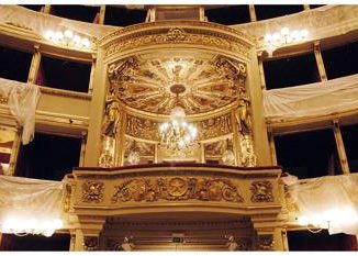 Prima alla Scala e ufficiale in prima fila sul palco reale Segre La Russa e Sala