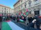 Prima della Scala in piazza immensa bandiera della Palestina Fermate il massacro