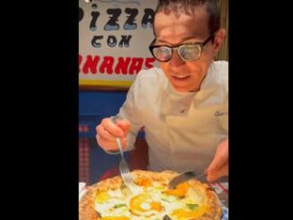 Sorbillo porta la pizza con ananas a Napoli Buona. Video