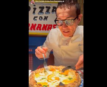 Sorbillo porta la pizza con ananas a Napoli Buona. Video