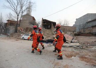 Terremoto in Cina almeno 118 morti si scava tra le macerie