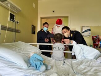 Babbo Natale della polizia di stato visita i bambini dell'ospedale Regina Margherita di Torino