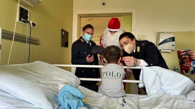 Babbo Natale della polizia di stato visita i bambini dell'ospedale Regina Margherita di Torino