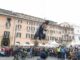 A piazza Navona tutto pronto per larrivo della Befana dal cielo