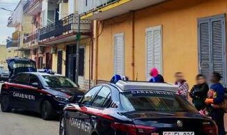 Bimba di 5 anni cade dal secondo piano a Caivano e grave