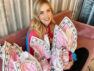 Chiara Ferragni influencer indagata per truffa aggravata uova di Pasqua e bambole nel mirino