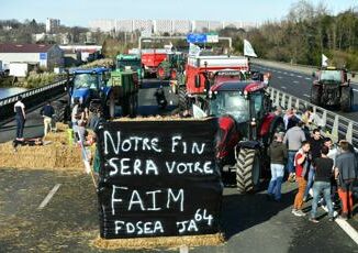 Francia la rabbia degli agricoltori e il rischio per il governo Attal si teme effetto Gilet gialli