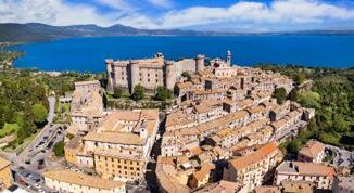 Granducato di Bracciano vivere la storia tra vicoli medievali saloni affrescati e le acque incontaminate del lago